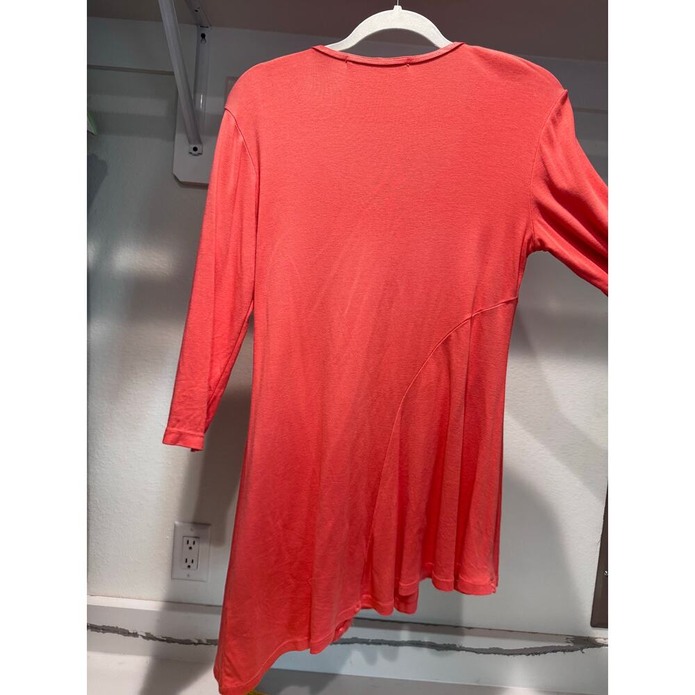 Barbara Lesser Women's Scoop Neck Asymmetrical Hem Blouse‎ Coral Size Medium - Picture 2 of 8